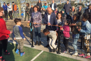 Opening Kunstgrasveld Olieslagerslaan. De PvdA feliciteert de wijk Meerestein met dit geweldige veld en wenst alle jongens en meisjes uit de wijk veel spelplezier!